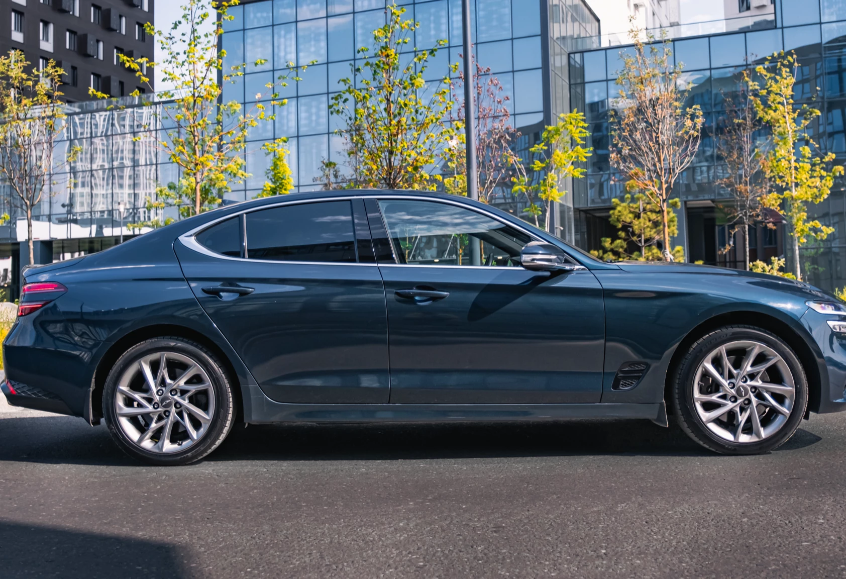 Аренда genesis g70 бизнес класса 2021 года в городе Москва Авиамоторная от 7600 руб./сутки, полный привод, двигатель: бензин, объем 2 литра, каско (Мультидрайв), ОСАГО (Мультидрайв), без водителя, недорого, вид 2 - RentRide