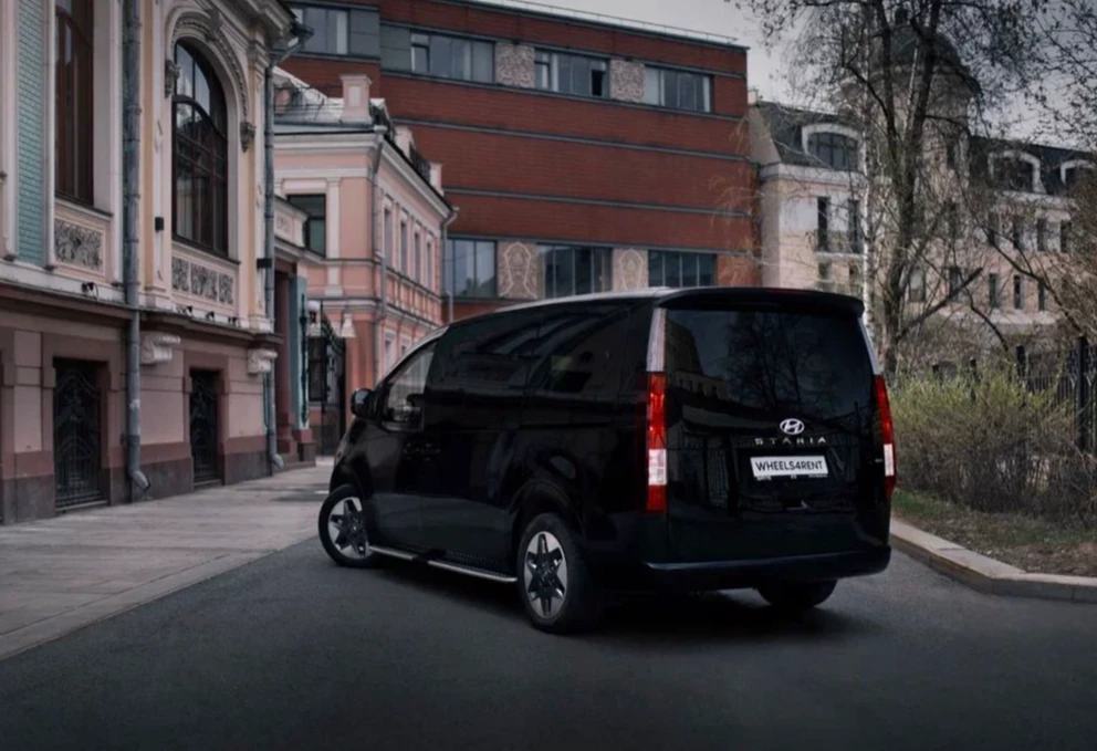 Аренда hyundai staria премиум класса 2021 года в городе Москва Речной вокзал от 10000 руб./сутки, полный привод, двигатель: дизель, объем 2.2 литра, ОСАГО (Мультидрайв), без водителя, недорого, вид 5 - RentRide