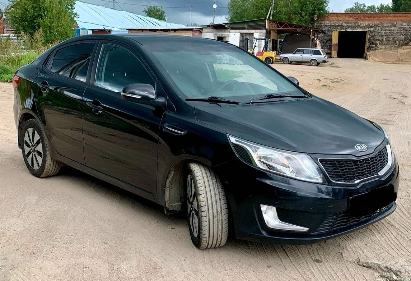 Аренда kia rio эконом класса 2012 года в городе Москва ВДНХ от 1590 руб./сутки, передний привод, двигатель: бензин, объем 1.6 литров, ОСАГО (Мультидрайв), без водителя, недорого, вид 2 - RentRide