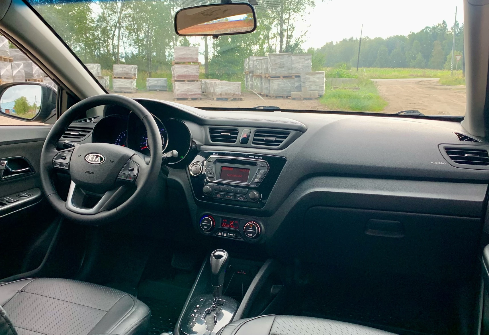 Аренда kia rio эконом класса 2012 года в городе Москва ВДНХ от 1590 руб./сутки, передний привод, двигатель: бензин, объем 1.6 литров, ОСАГО (Мультидрайв), без водителя, недорого, вид 5 - RentRide