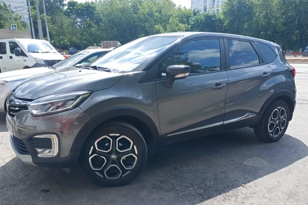 Прокат авто renault kaptur стандарт класса 2021 года в городе Москва Коломенская от 3000 руб./сутки, передний привод, двигатель: бензин, объем 1.5 литров, ОСАГО (Мультидрайв), без водителя, недорого - RentRide