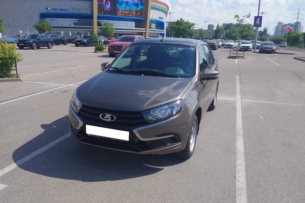 Прокат авто lada granta эконом класса 2024 года в городе Санкт-Петербург Парк Победы от 1400 руб./сутки, передний привод, двигатель: бензин, объем 1.6 литров, ОСАГО (Впишу в полис), без водителя, недорого - RentRide