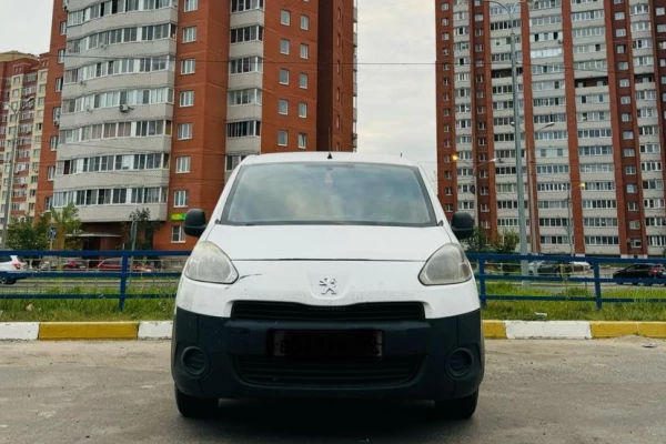 Прокат авто peugeot partner эконом класса 2012 года в городе Дмитров от 2000 руб./сутки, передний привод, двигатель: дизель, объем 1.6 литров, ОСАГО (Мультидрайв), без водителя, недорого - RentRide
