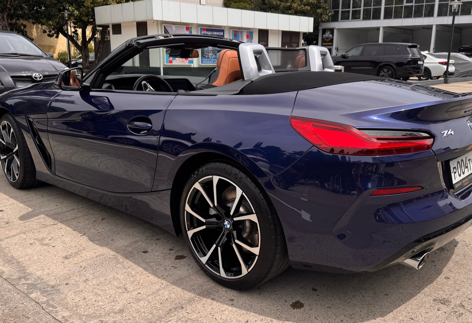 Аренда bmw z4 бизнес класса 2022 года в городе Москва от 15000 руб./сутки, задний привод, двигатель: бензин, объем 3 литра, ОСАГО (Мультидрайв), без водителя, недорого, вид 3 - RentRide