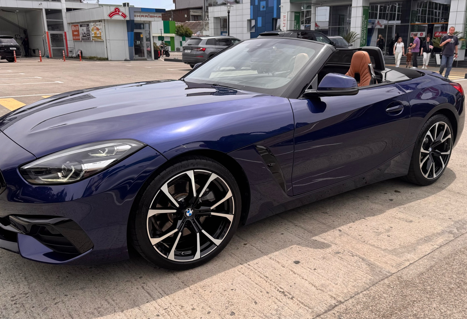 Аренда bmw z4 бизнес класса 2022 года в городе Москва от 15000 руб./сутки, задний привод, двигатель: бензин, объем 3 литра, ОСАГО (Мультидрайв), без водителя, недорого - RentRide