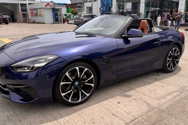 Прокат авто bmw z4 бизнес класса 2022 года в городе Сочи от 15000 руб./сутки, задний привод, двигатель: бензин, объем 3 литра, ОСАГО (Мультидрайв), без водителя, недорого - RentRide