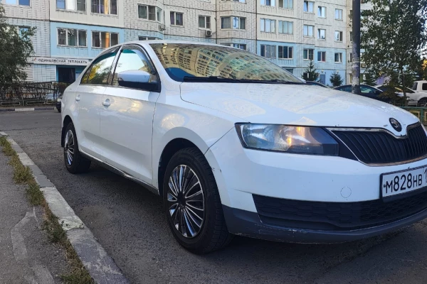 Прокат авто skoda rapid стандарт класса 2018 года в городе Одинцово от 3000 руб./сутки, передний привод, двигатель: бензин, объем 1.6 литров, ОСАГО (Мультидрайв), без водителя, недорого - RentRide