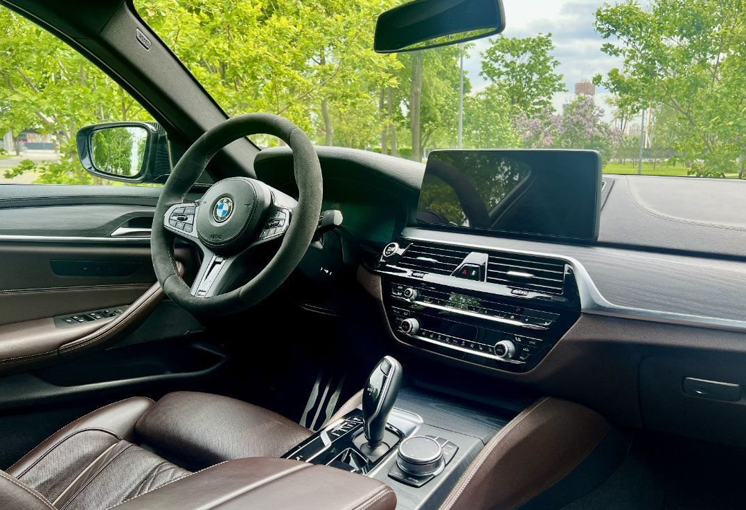 Аренда bmw 5-serii премиум класса 2020 года в городе Москва от 12000 руб./сутки, задний привод, двигатель: дизель, объем 3 литра, ОСАГО (Мультидрайв), без водителя, недорого, вид 3 - RentRide