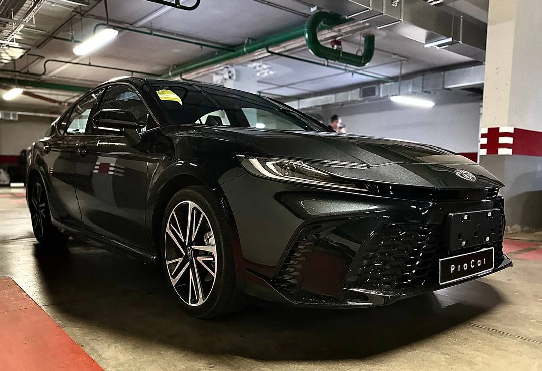 Аренда toyota camry премиум класса 2024 года в городе Москва Новаторская от 9600 руб./сутки, передний привод, двигатель: бензин, объем 2.5 литров, каско (Мультидрайв), ОСАГО (Мультидрайв), без водителя, недорого, вид 2 - RentRide