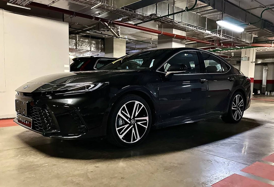 Аренда toyota camry премиум класса 2024 года в городе Москва Новаторская от 9600 руб./сутки, передний привод, двигатель: бензин, объем 2.5 литров, каско (Мультидрайв), ОСАГО (Мультидрайв), без водителя, недорого, вид 3 - RentRide