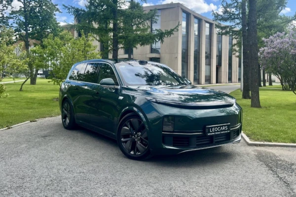 Прокат авто lixiang l9 премиум класса 2023 года в городе Санкт-Петербург от 21600 руб./сутки, полный привод, двигатель: гибрид, объем 1.5 литров, каско (Впишу в полис), ОСАГО (Мультидрайв), без водителя, недорого - RentRide