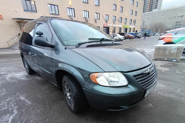 Прокат авто chrysler voyager 2003 года в городе Москва Кантемировская от 1490 руб./сутки, передний привод, двигатель: бензин, объем 2.4 литра, без водителя, недорого - RentRide