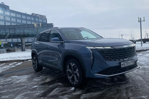 Прокат авто geely atlas бизнес класса 2024 года в городе Казань от 5150 руб./сутки, передний привод, двигатель: бензин, объем 2 литра, ОСАГО (Мультидрайв), без водителя, недорого - RentRide