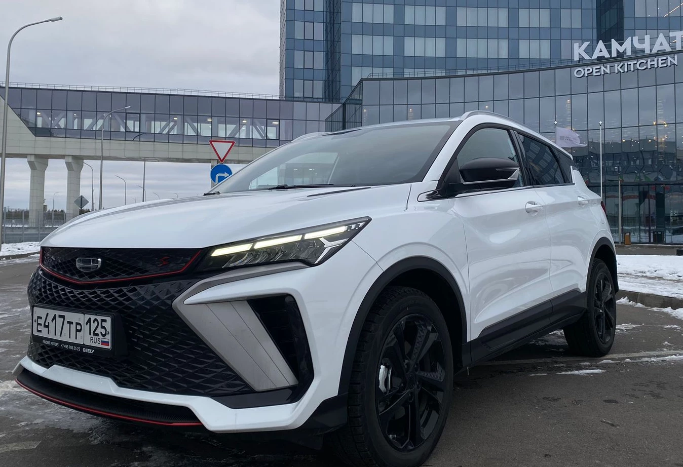 Аренда geely coolray стандарт класса 2024 года в городе Москва от 4435 руб./сутки, передний привод, двигатель: бензин, объем 1.5 литров, ОСАГО (Мультидрайв), без водителя, недорого - RentRide