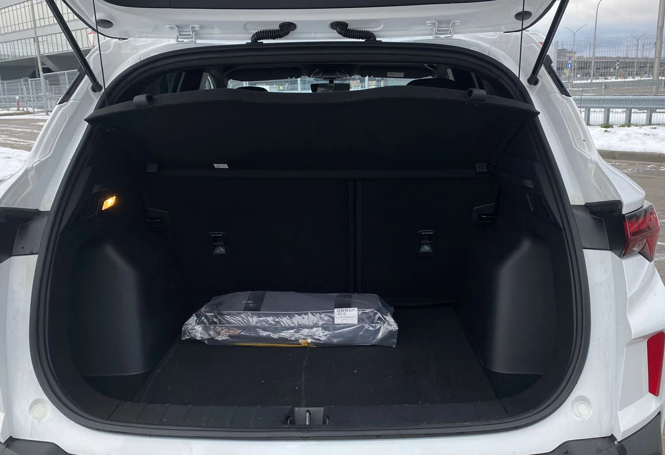 Аренда geely coolray стандарт класса 2024 года в городе Москва от 4435 руб./сутки, передний привод, двигатель: бензин, объем 1.5 литров, ОСАГО (Мультидрайв), без водителя, недорого, вид 6 - RentRide