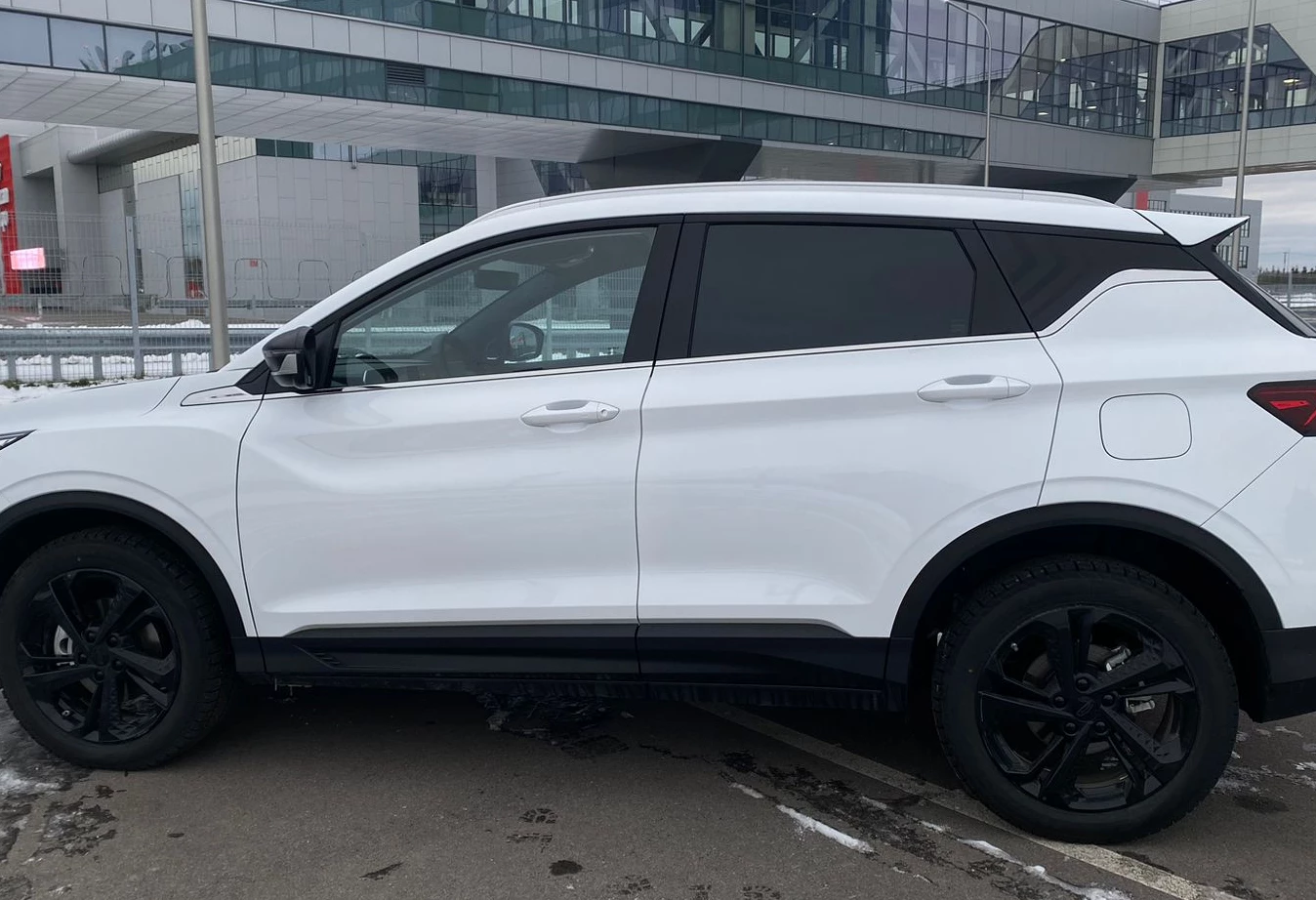 Аренда geely coolray стандарт класса 2024 года в городе Москва от 4435 руб./сутки, передний привод, двигатель: бензин, объем 1.5 литров, ОСАГО (Мультидрайв), без водителя, недорого, вид 4 - RentRide