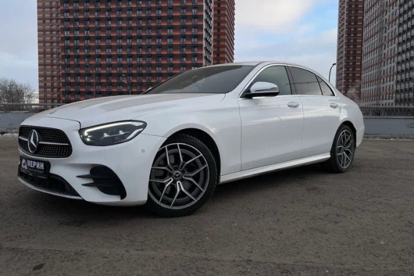 Прокат авто mercedes-benz e-klass бизнес класса 2020 года в городе Москва Владыкино от 8400 руб./сутки, полный привод, двигатель: бензин, объем 2 литра, каско (Впишу в полис), ОСАГО (Мультидрайв), без водителя, недорого - RentRide