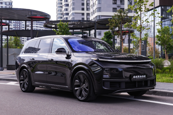 Прокат авто lixiang l9 премиум класса 2024 года в городе Москва Авиамоторная от 18400 руб./сутки, полный привод, двигатель: гибрид, объем 1.5 литров, каско (Мультидрайв), ОСАГО (Мультидрайв), без водителя, недорого - RentRide