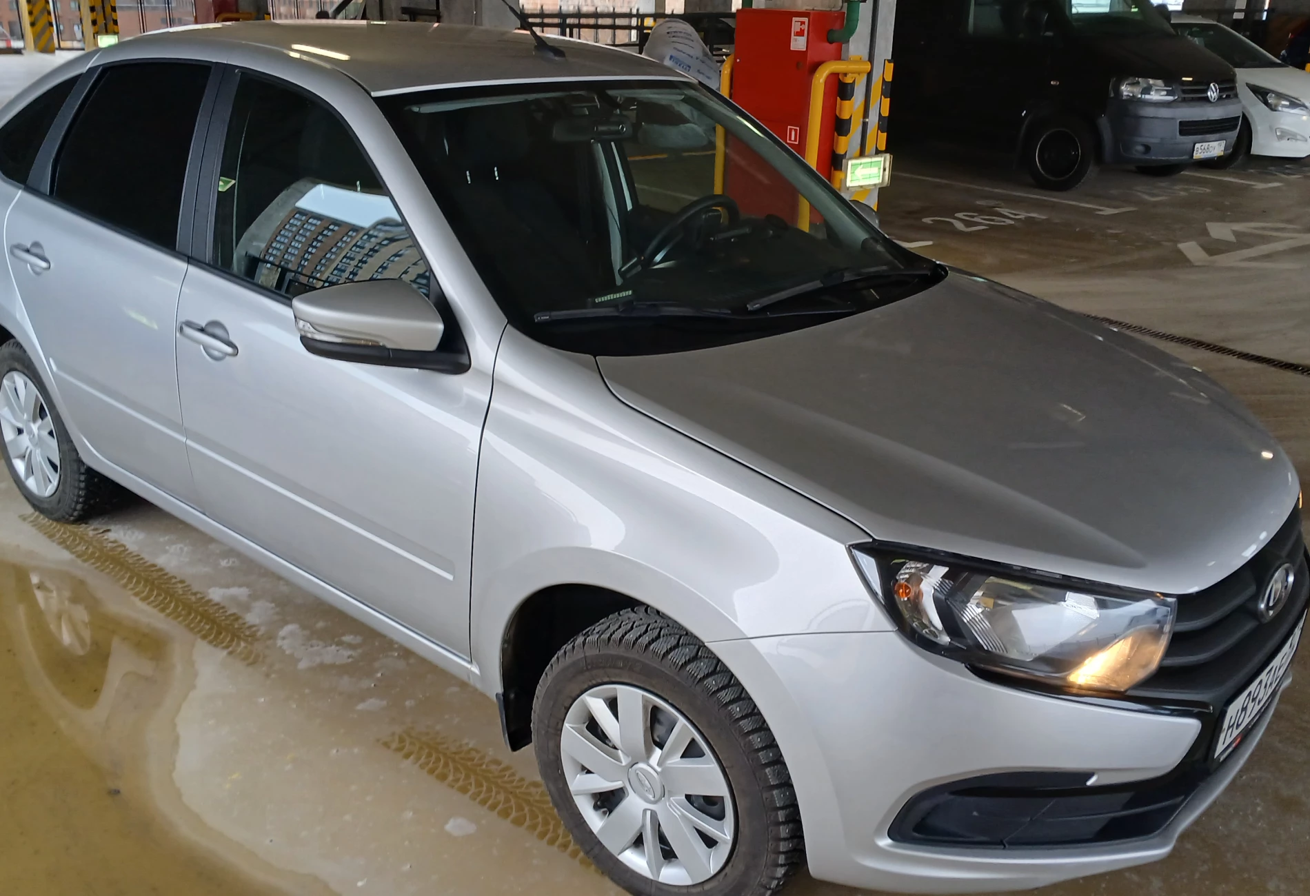 Аренда lada granta эконом класса 2022 года в городе Москва Красногвардейская от 1280 руб./сутки, передний привод, двигатель: бензин, объем 1.6 литров, ОСАГО (Мультидрайв), без водителя, недорого, вид 2 - RentRide