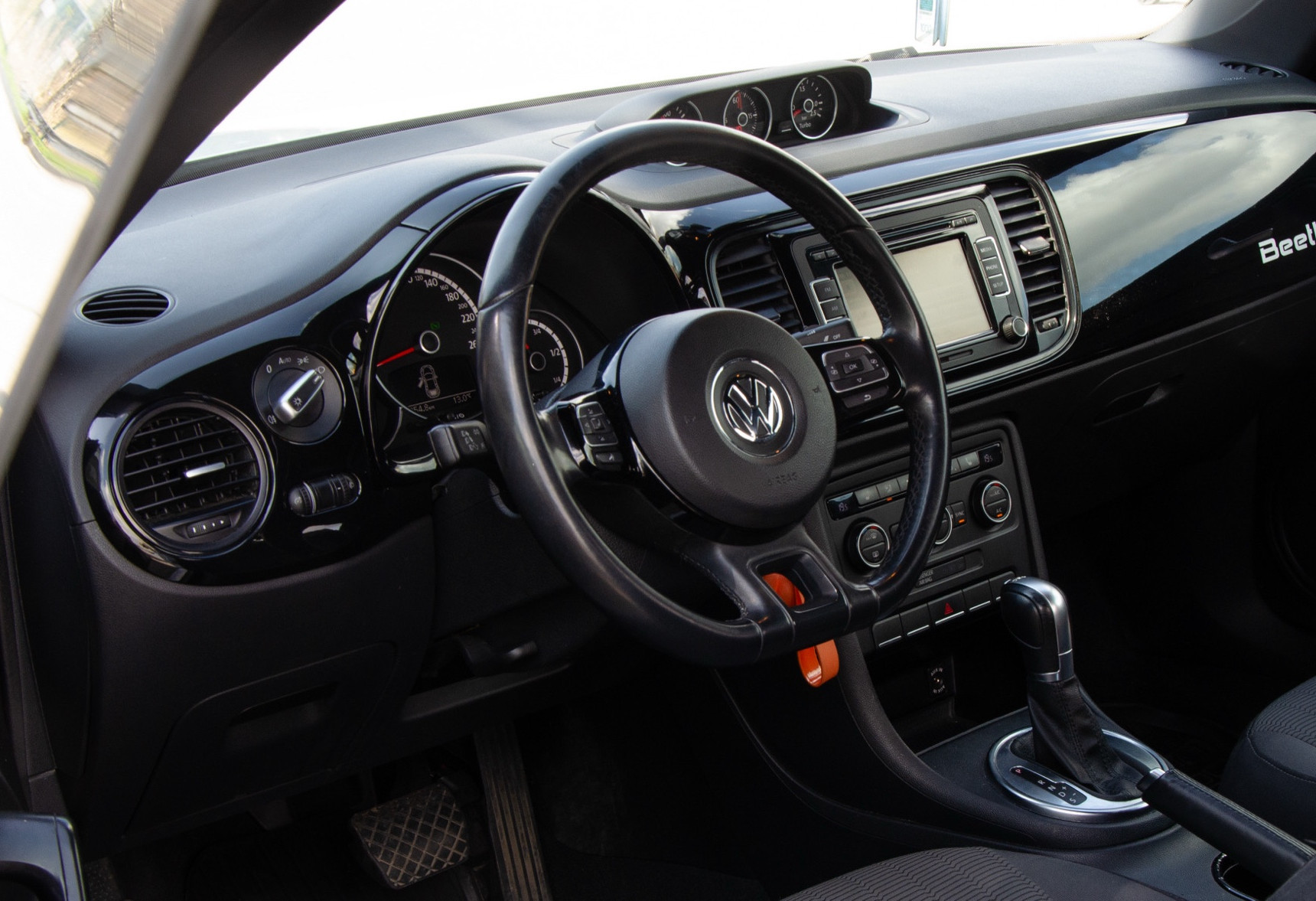 Аренда volkswagen beetle стандарт класса 2014 года в городе Москва от 3992 руб./сутки, передний привод, двигатель: бензин, объем 1.2 литра, каско (Впишу в полис), ОСАГО (Мультидрайв), без водителя, недорого, вид 6 - RentRide