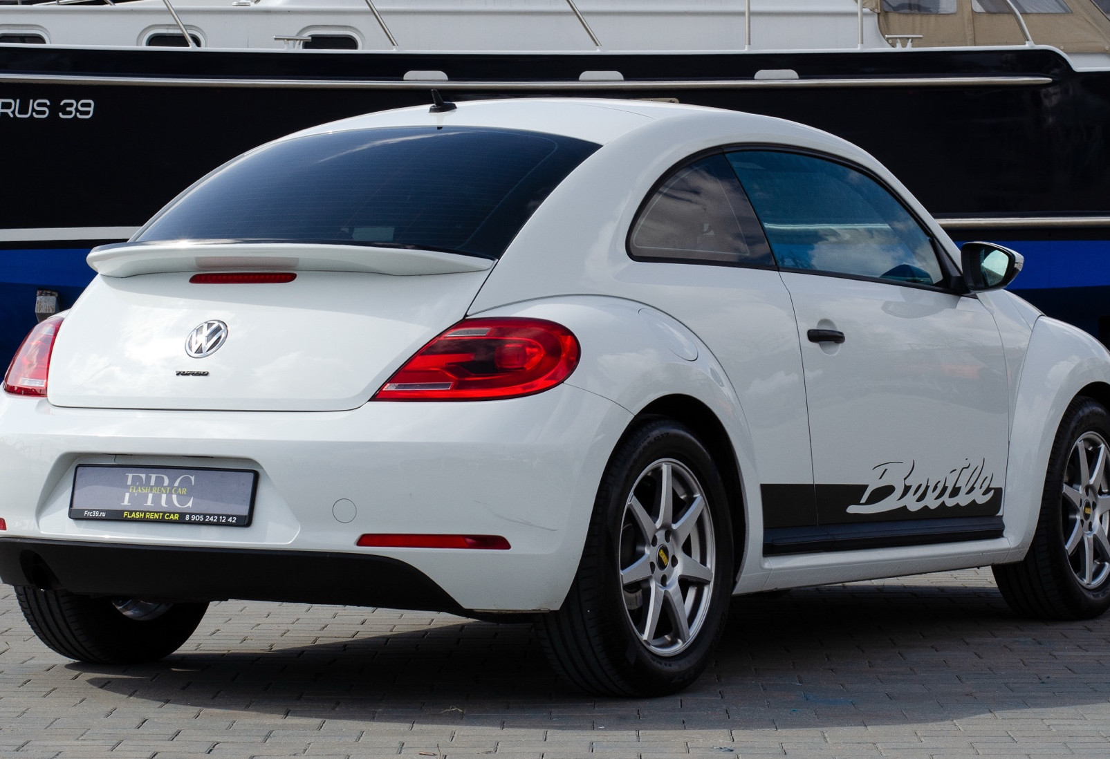 Аренда volkswagen beetle стандарт класса 2014 года в городе Москва от 3992 руб./сутки, передний привод, двигатель: бензин, объем 1.2 литра, каско (Впишу в полис), ОСАГО (Мультидрайв), без водителя, недорого, вид 4 - RentRide