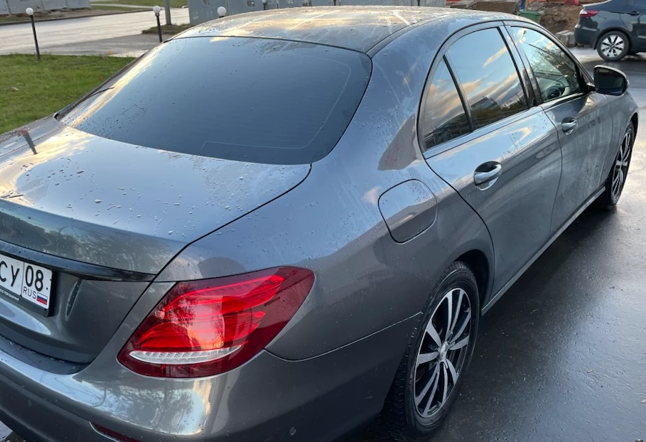 Аренда mercedes-benz e-klass бизнес класса 2018 года в городе Москва Владыкино от 6320 руб./сутки, полный привод, двигатель: бензин, объем 2 литра, каско (Впишу в полис), ОСАГО (Мультидрайв), без водителя, недорого, вид 3 - RentRide