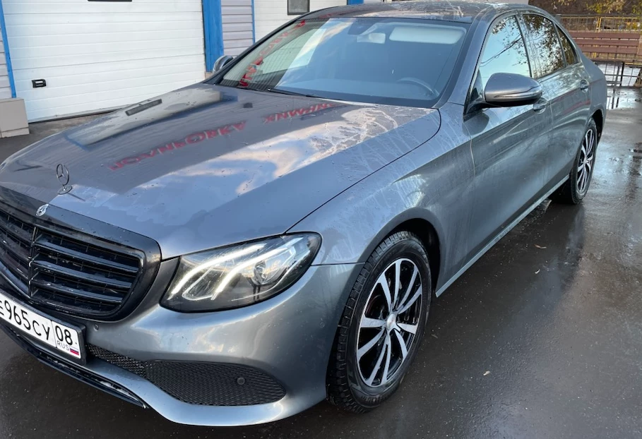 Аренда mercedes-benz e-klass бизнес класса 2018 года в городе Москва Владыкино от 6320 руб./сутки, полный привод, двигатель: бензин, объем 2 литра, каско (Впишу в полис), ОСАГО (Мультидрайв), без водителя, недорого - RentRide