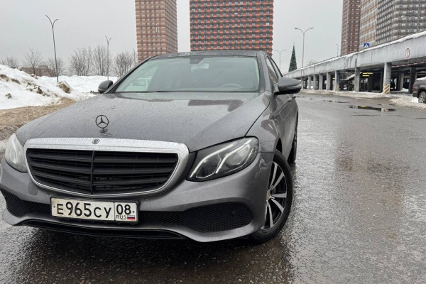 Прокат авто mercedes-benz e-klass бизнес класса 2018 года в городе Москва Владыкино от 6480 руб./сутки, полный привод, двигатель: бензин, объем 2 литра, каско (Впишу в полис), ОСАГО (Мультидрайв), без водителя, недорого - RentRide
