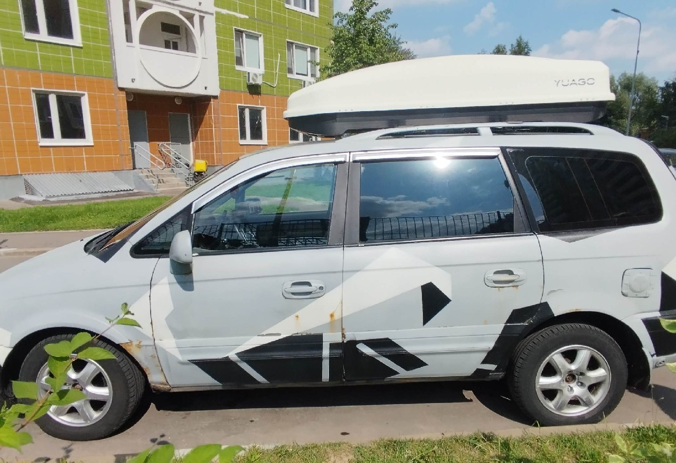 Аренда hyundai trajet эконом класса 2002 года в городе Москва Ховрино от 2560 руб./сутки, передний привод, двигатель: дизель, объем 2 литра, ОСАГО (Впишу в полис), без водителя, недорого, вид 2 - RentRide
