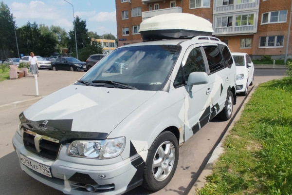 Прокат авто hyundai trajet эконом класса 2002 года в городе Москва Ховрино от 2560 руб./сутки, передний привод, двигатель: дизель, объем 2 литра, ОСАГО (Впишу в полис), без водителя, недорого - RentRide