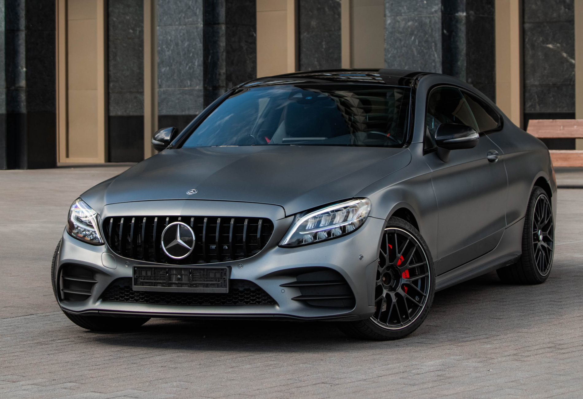 Аренда mercedes-benz amg-gt премиум класса 2019 года в городе Москва от 13600 руб./сутки, полный привод, двигатель: бензин, объем 30 литров, каско (Впишу в полис), ОСАГО (Впишу в полис), без водителя, недорого - RentRide