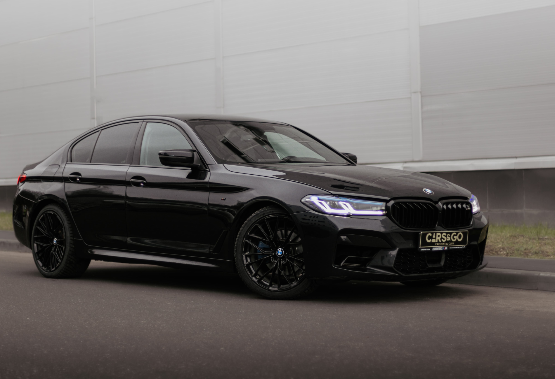 Аренда bmw 5-serii бизнес класса 2017 года в городе Москва Крылатское от 8400 руб./сутки, задний привод, двигатель: дизель, объем 2 литра, ОСАГО (Мультидрайв), без водителя, недорого - RentRide