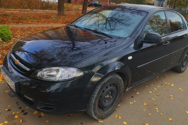 Прокат авто chevrolet lacetti эконом класса 2010 года в городе Казань от 1480 руб./сутки, передний привод, двигатель: бензин, объем 1.4 литра, ОСАГО (Впишу в полис), без водителя, недорого - RentRide