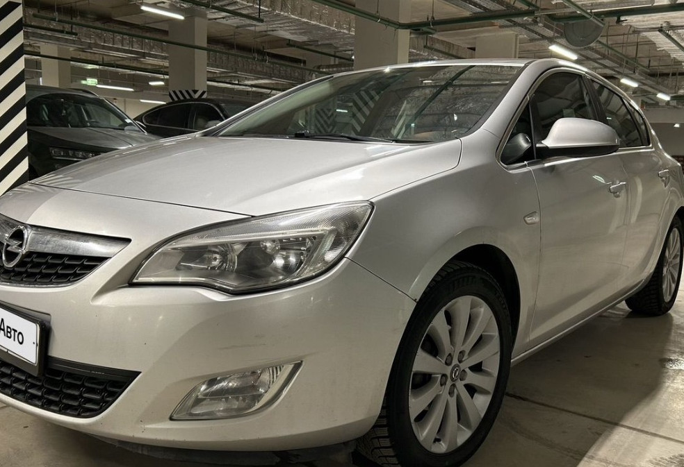 Аренда opel astra эконом класса 2012 года в городе Москва Аннино от 2190 руб./сутки, передний привод, двигатель: бензин, объем 1.4 литра, ОСАГО (Впишу в полис), без водителя, недорого - RentRide