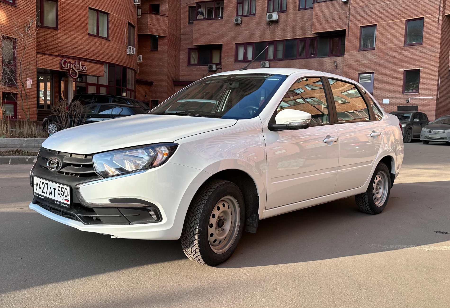 Аренда lada granta эконом класса 2024 года в городе Москва Дубровка от 2080 руб./сутки, передний привод, двигатель: бензин, объем 1.6 литров, ОСАГО (Мультидрайв), без водителя, недорого - RentRide