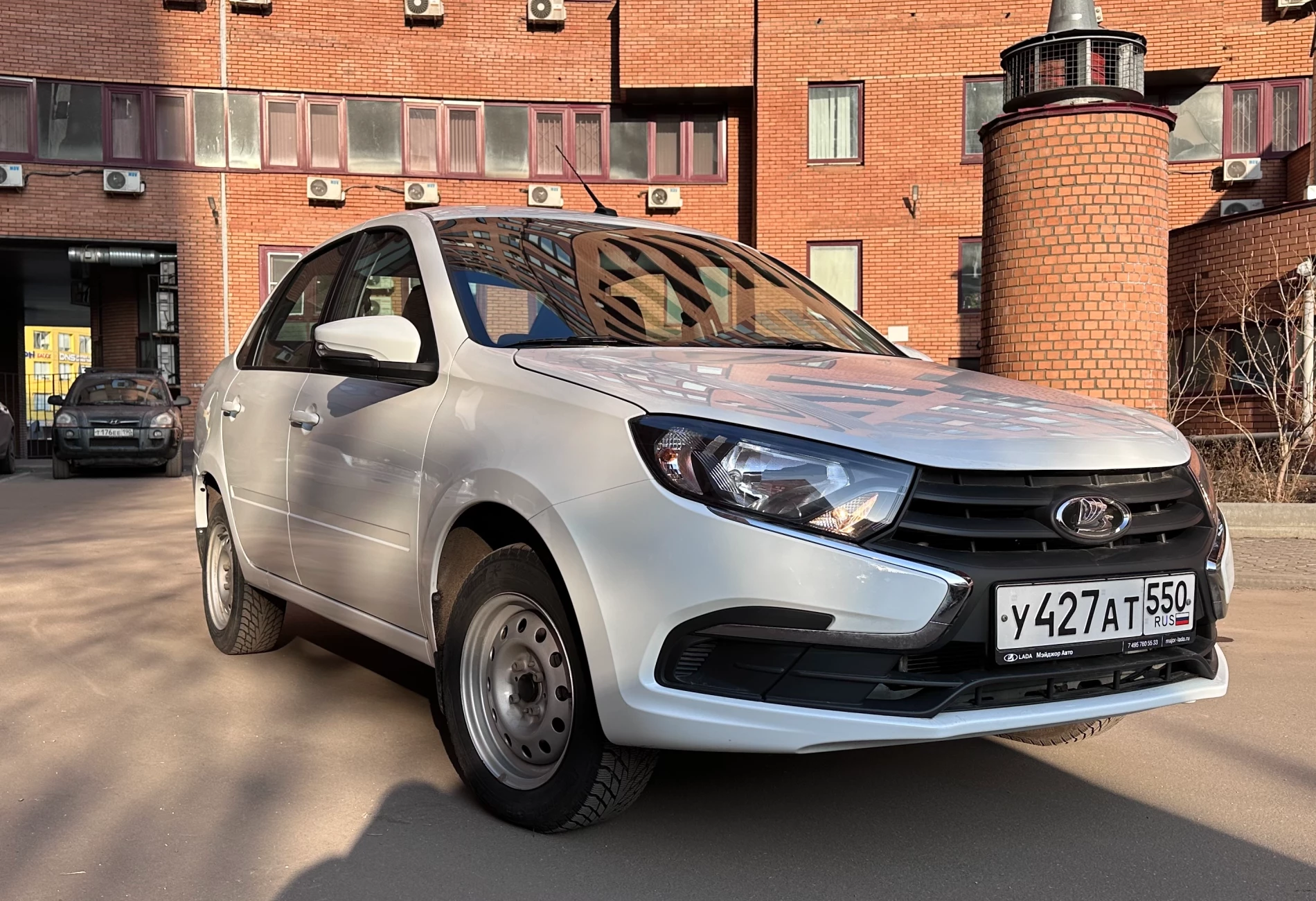 Аренда lada granta эконом класса 2024 года в городе Москва Дубровка от 2080 руб./сутки, передний привод, двигатель: бензин, объем 1.6 литров, ОСАГО (Мультидрайв), без водителя, недорого, вид 3 - RentRide