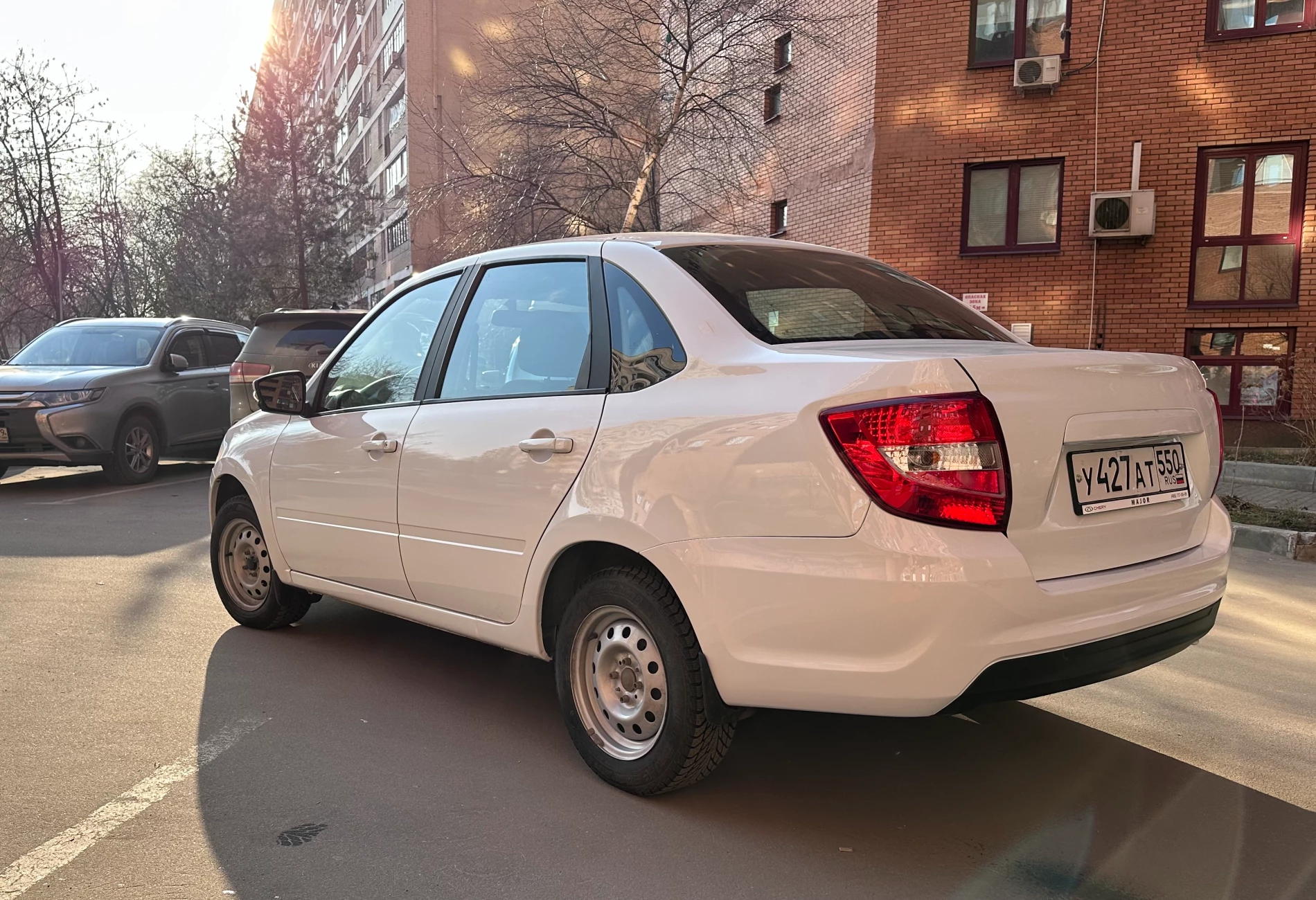 Аренда lada granta эконом класса 2024 года в городе Москва Дубровка от 2080 руб./сутки, передний привод, двигатель: бензин, объем 1.6 литров, ОСАГО (Мультидрайв), без водителя, недорого, вид 4 - RentRide