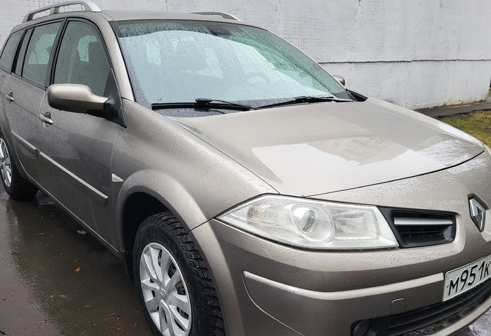 Аренда renault megane эконом класса 2008 года в городе Москва Каширская от 2400 руб./сутки, передний привод, двигатель: бензин, объем 1.6 литров, ОСАГО (Мультидрайв), без водителя, недорого, вид 2 - RentRide
