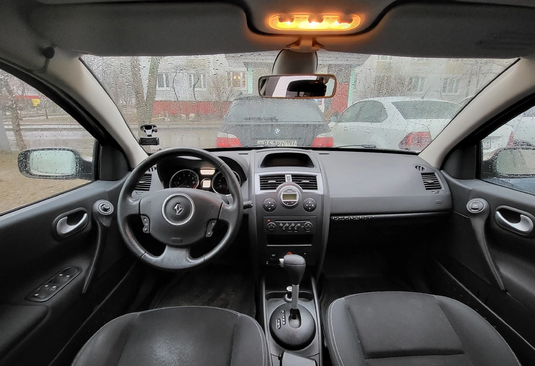 Аренда renault megane эконом класса 2008 года в городе Москва Каширская от 2400 руб./сутки, передний привод, двигатель: бензин, объем 1.6 литров, ОСАГО (Мультидрайв), без водителя, недорого, вид 6 - RentRide