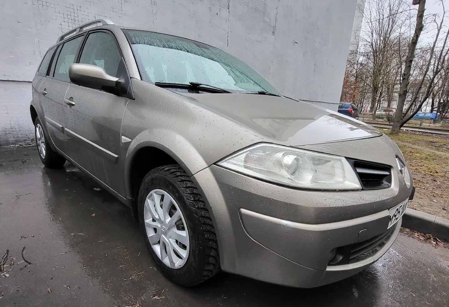 Аренда renault megane эконом класса 2008 года в городе Москва Каширская от 2400 руб./сутки, передний привод, двигатель: бензин, объем 1.6 литров, ОСАГО (Мультидрайв), без водителя, недорого, вид 3 - RentRide