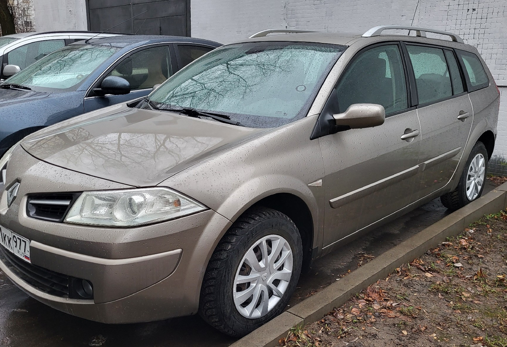 Аренда renault megane 2008 года в городе Москва Каширская от 2300 руб./сутки, передний привод, двигатель: бензин, объем 1.6 литров, ОСАГО (Мультидрайв), без водителя, недорого - RentRide