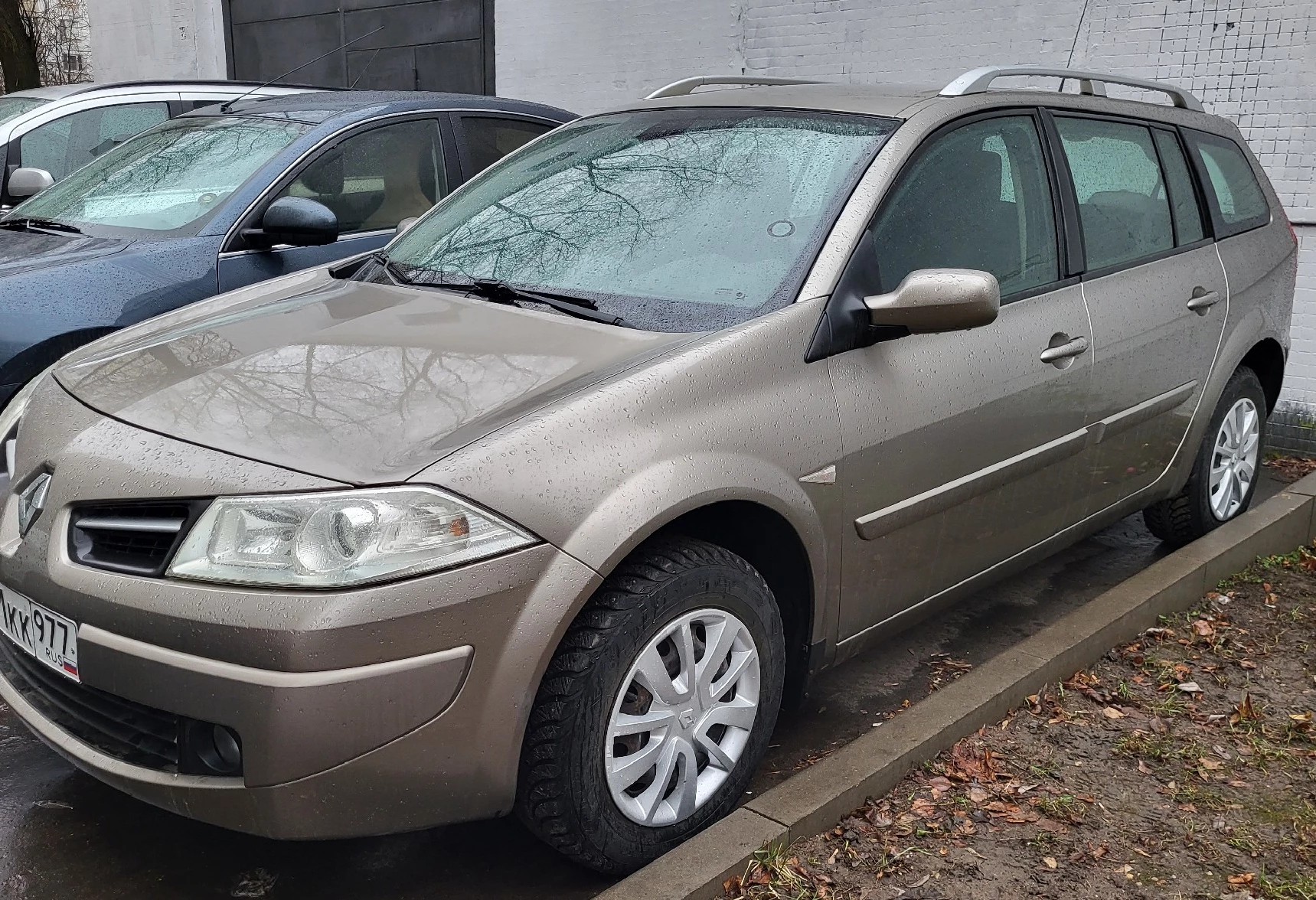Аренда renault megane эконом класса 2008 года в городе Москва Каширская от 2400 руб./сутки, передний привод, двигатель: бензин, объем 1.6 литров, ОСАГО (Мультидрайв), без водителя, недорого - RentRide