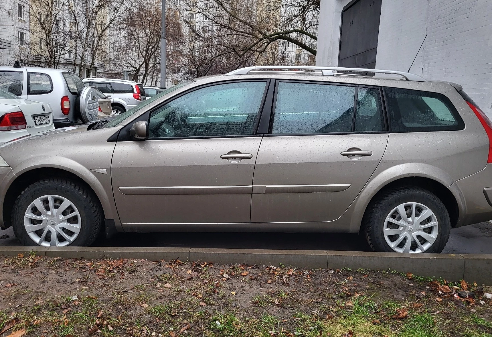 Аренда renault megane эконом класса 2008 года в городе Москва Каширская от 2400 руб./сутки, передний привод, двигатель: бензин, объем 1.6 литров, ОСАГО (Мультидрайв), без водителя, недорого, вид 5 - RentRide