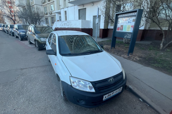 Прокат авто lada granta эконом класса 2012 года в городе Москва Бутырская от 1599 руб./сутки, передний привод, двигатель: бензин, объем 1.6 литров, ОСАГО (Мультидрайв), без водителя, недорого - RentRide