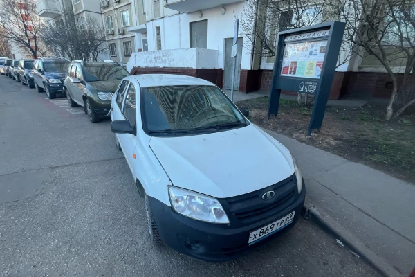 Прокат авто lada granta эконом класса 2012 года в городе Москва Бутырская от 1599 руб./сутки, передний привод, двигатель: бензин, объем 1.6 литров, ОСАГО (Мультидрайв), без водителя, недорого - RentRide