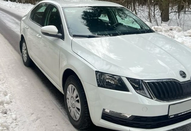Аренда skoda octavia эконом класса 2019 года в городе Москва Ольховая от 1900 руб./сутки, передний привод, двигатель: газ, объем 1.6 литров, ОСАГО (Мультидрайв), без водителя, недорого, вид 2 - RentRide