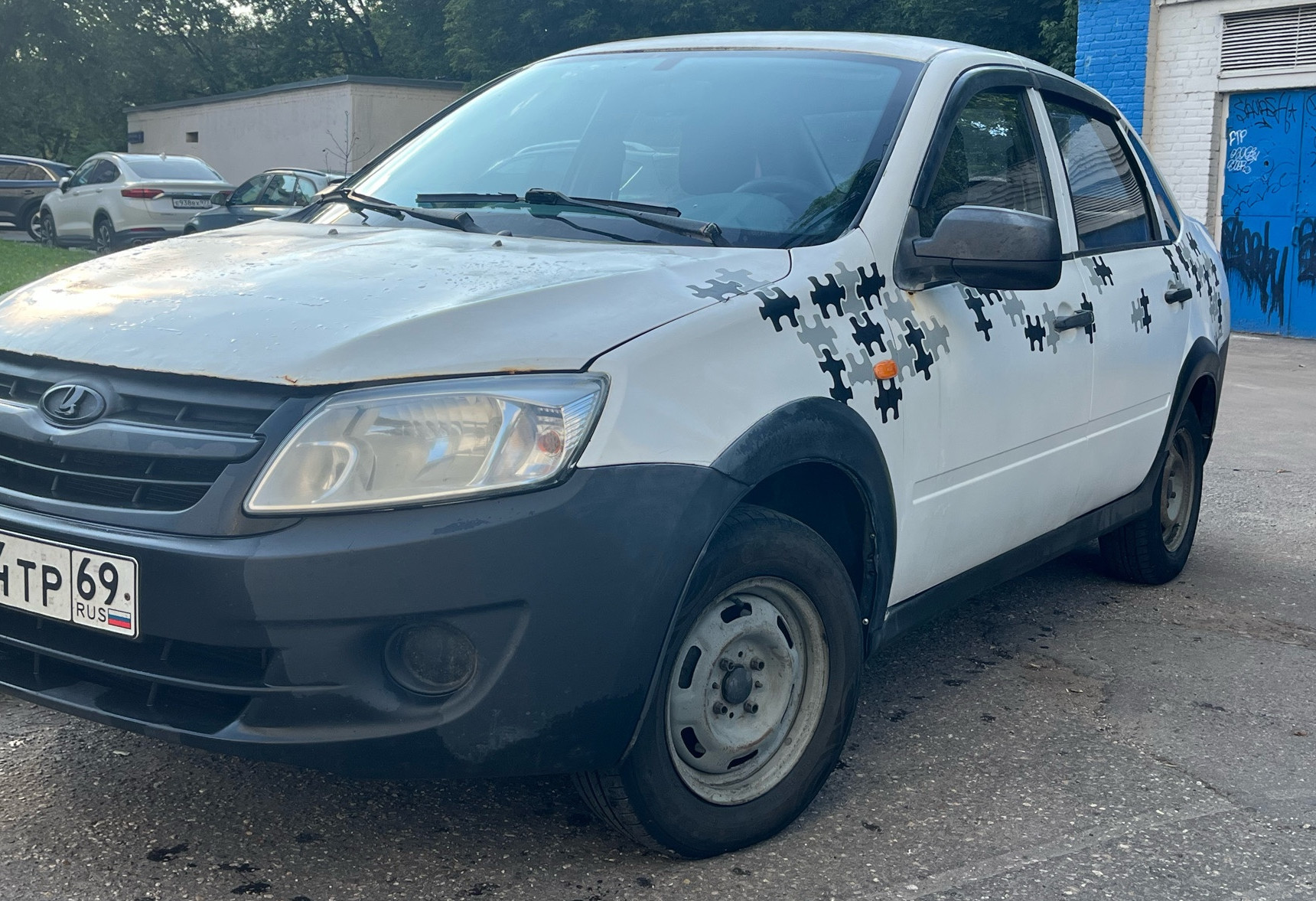 Аренда lada granta 2012 года в городе Москва Бутырская от 1360 руб./сутки, передний привод, двигатель: бензин, объем 1.6 литров, каско (Впишу в полис), ОСАГО (Мультидрайв), без водителя, недорого - RentRide