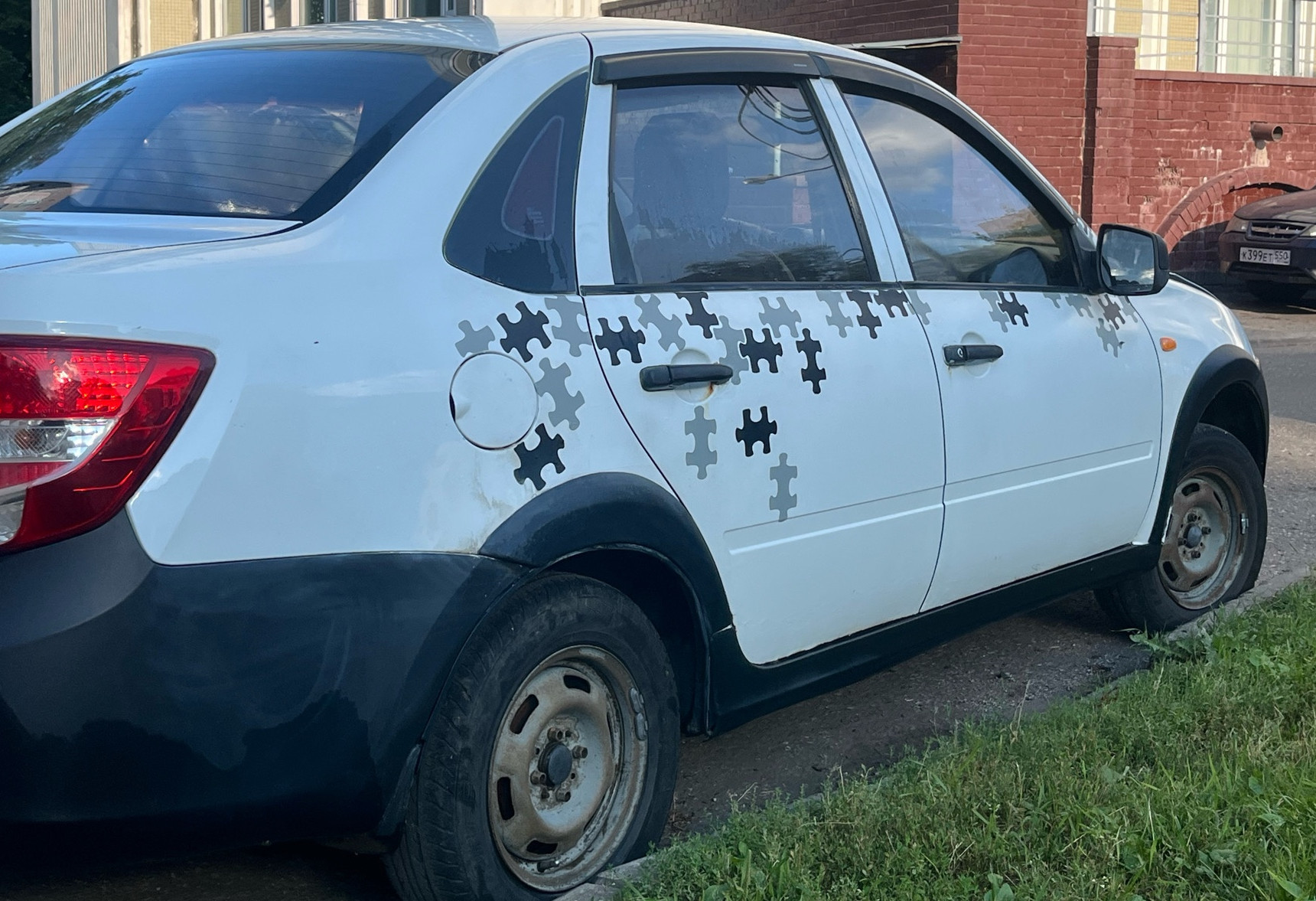 Аренда lada granta 2012 года в городе Москва Бутырская от 1360 руб./сутки, передний привод, двигатель: бензин, объем 1.6 литров, каско (Впишу в полис), ОСАГО (Мультидрайв), без водителя, недорого, вид 5 - RentRide
