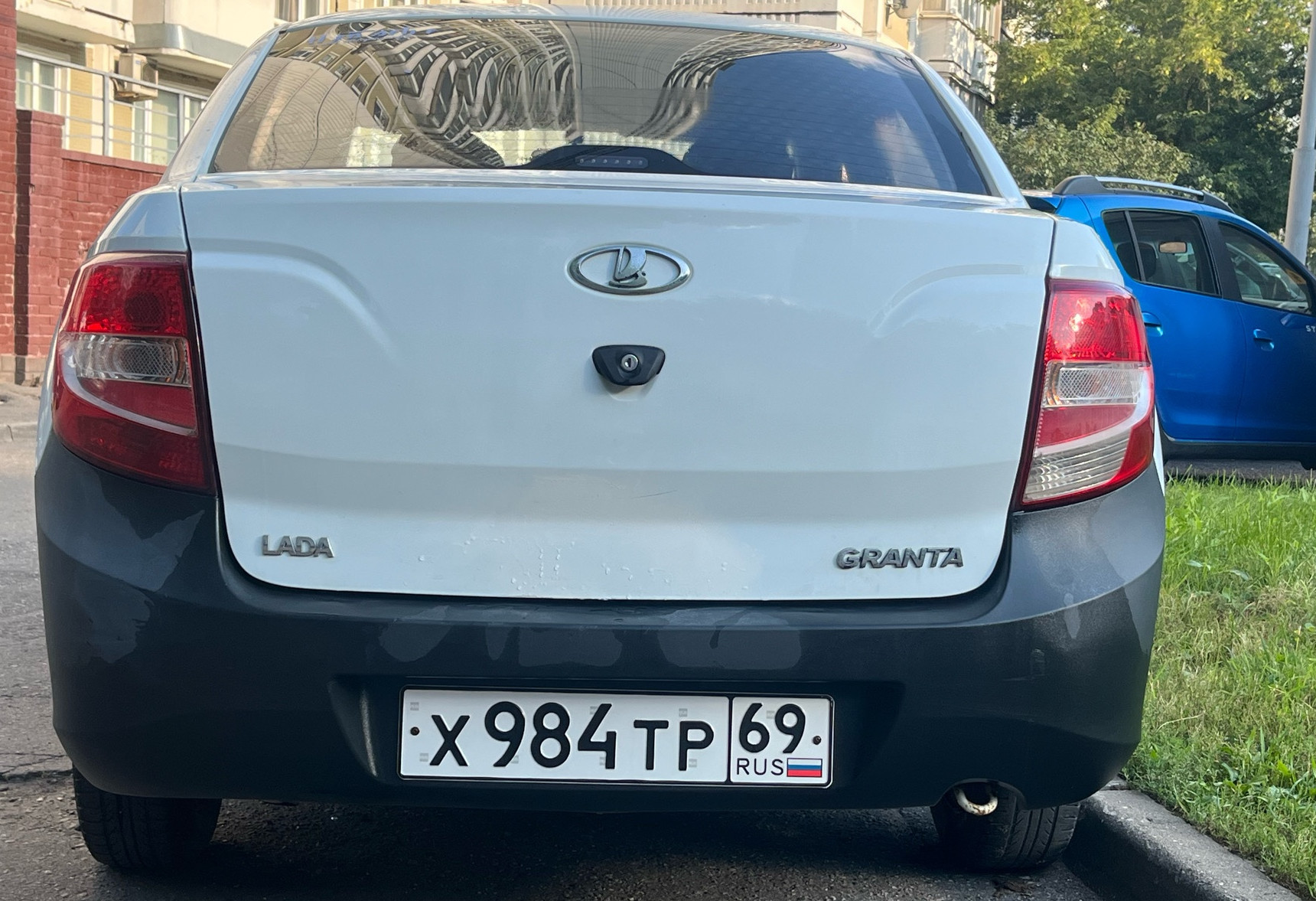 Аренда lada granta 2012 года в городе Москва Бутырская от 1360 руб./сутки, передний привод, двигатель: бензин, объем 1.6 литров, каско (Впишу в полис), ОСАГО (Мультидрайв), без водителя, недорого, вид 3 - RentRide