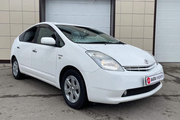 Прокат авто toyota prius эконом класса 2011 года в городе Благовещенск от 1920 руб./сутки, передний привод, двигатель: бензин, объем 1.5 литров, ОСАГО (Мультидрайв), без водителя, недорого - RentRide